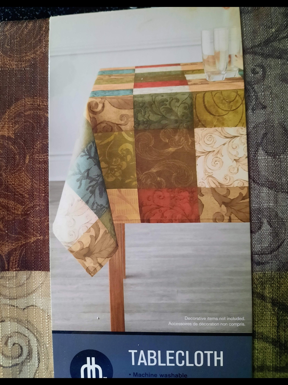 NWT Patchwork Print Tablecloth in Green, Red, Blue, Tan